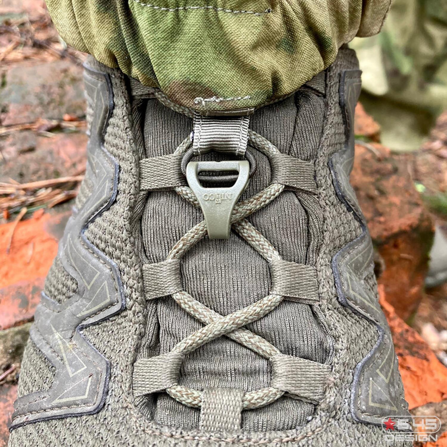 На передней, нижней части штанины имеются пластиковые крючки, которые можно закрепить на шнурках ботинок.